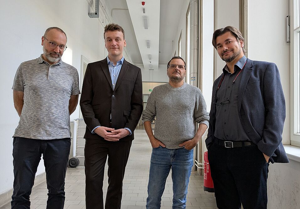 Auf dem Foto von links nach rechts: Prof. Klaus Richter, Daniel Garstenauer, Dr. Simon Penner, Prof. Freddy Kleitz